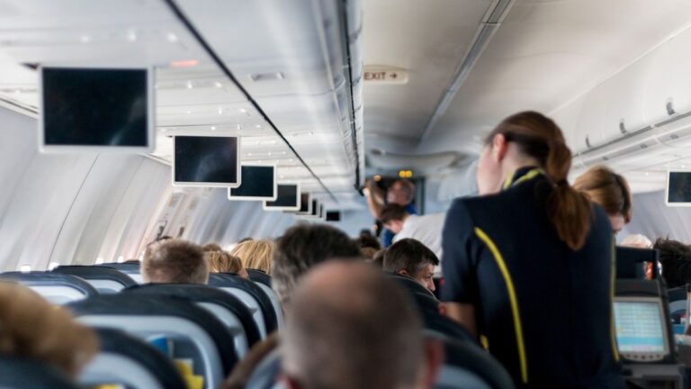 Desregulación aérea: reducen la cantidad mínima de tripulantes de cabina en vuelos de pasajeros