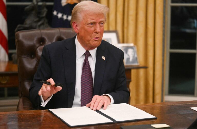 Los principales decretos que firmó Trump en su primer día como presidente