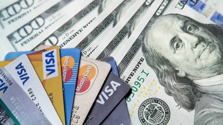 Ya rige el pago en dólares con tarjeta de débito: todos los detalles