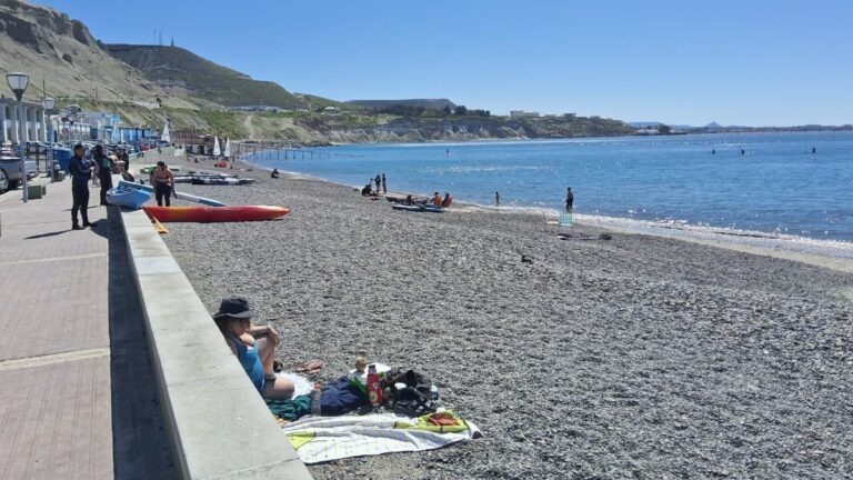 Jueves con cielo mayormente despejado y temperatura de 23C