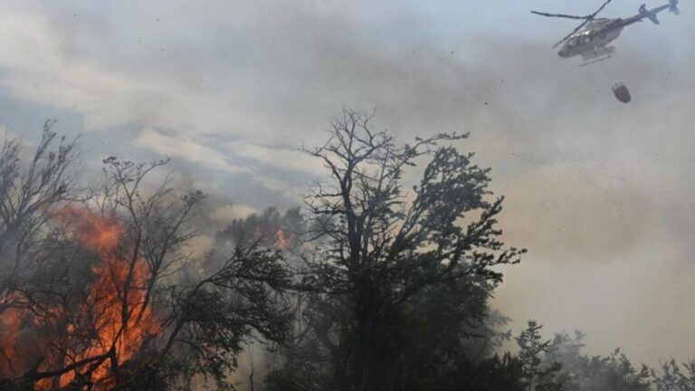 Avanza el fuego en Los Alerces y suman bomberos