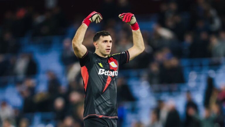Aston Villa espera estudios del «Dibu» Martínez: jugará en la Selección?