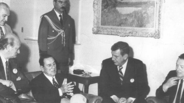 ChatPTS responde: El «Navarrazo»: qué fue el golpe policial apoyado por la derecha peronista?