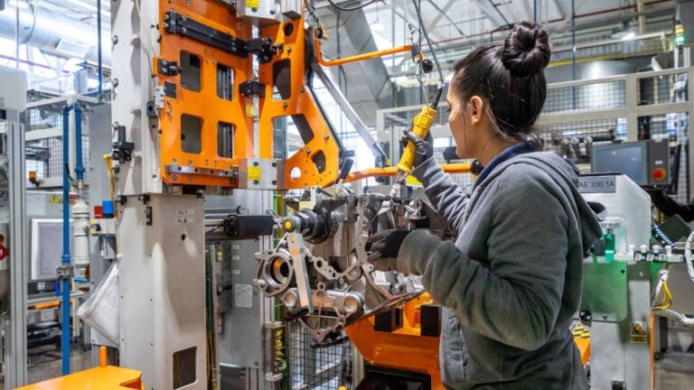 La industria creció 4,7% interanual en febrero: 7 de 12 sectores mostraron avances