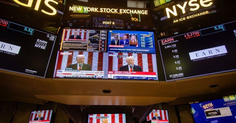 Se hunden los bonos, el riesgo país llega a 877 puntos y sube el blue y los dólares financieros