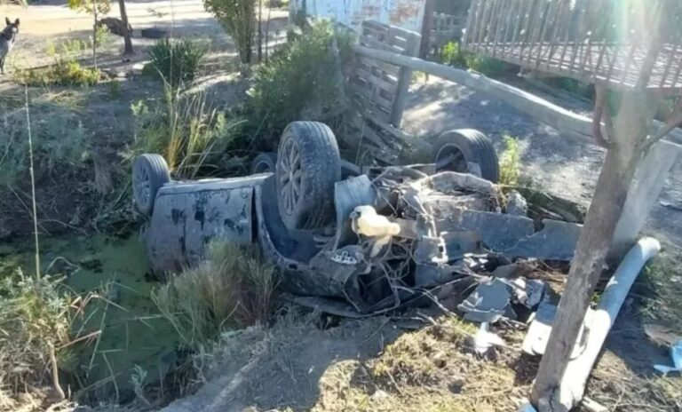 Milagro en la Patagonia: volcaron y cayeron a un desagüe, pero salieron ilesas