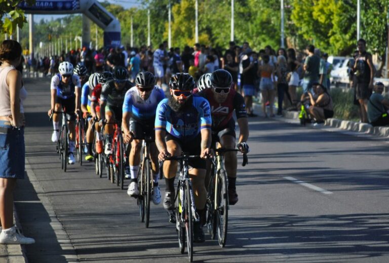 El intenso calor y el largo recorrido no impidieron un espectáculo apasionante