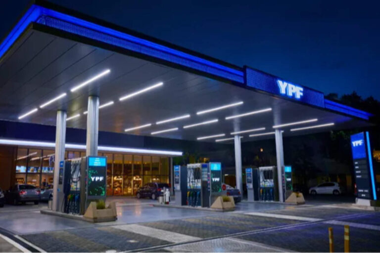 YPF lanzó un sistema inteligente para cargar nafta 5% mas barata de madrugada