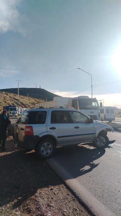 Iba al centro, chocó contra un guardarraíl y generó caos de tránsito en la Ruta 3 de Comodoro