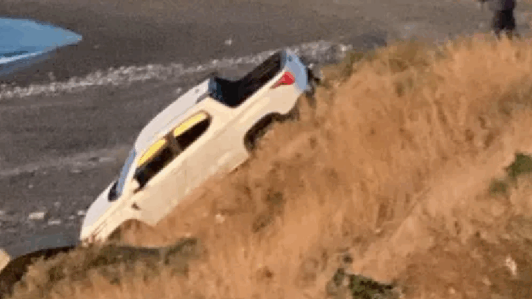 Una camioneta apareció desbarrancada frente al colegio Biología Marina