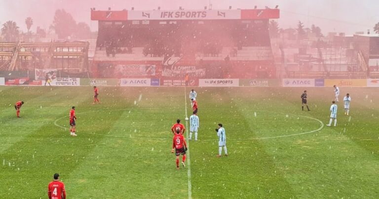 Insólito: Maipú y San Miguel juegan bajo la nieve!
