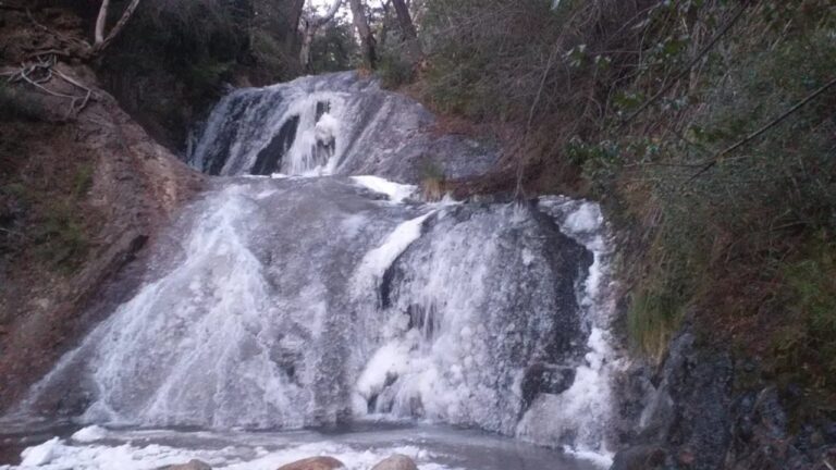 Frío extremo en la Patagonia: se congeló la cascada Los Duendes