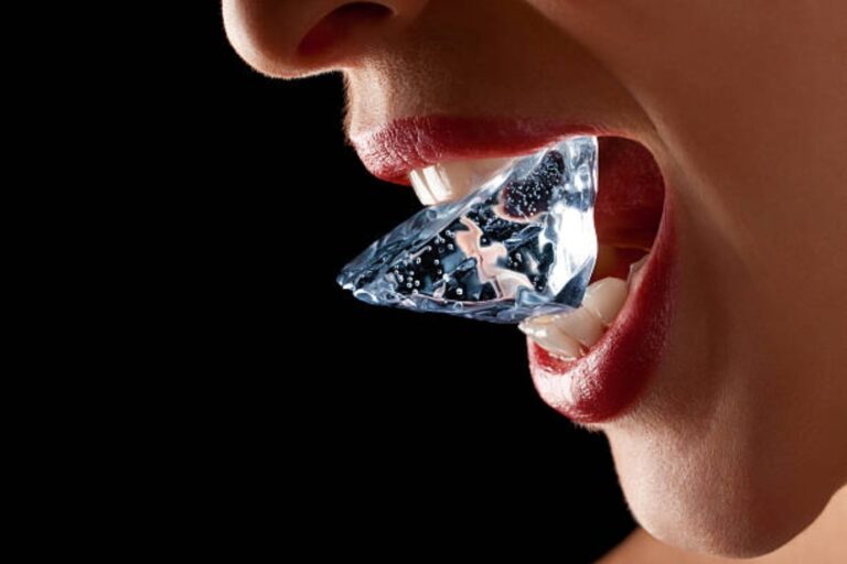Un odontólogo explicó por qué no hay que masticar hielo