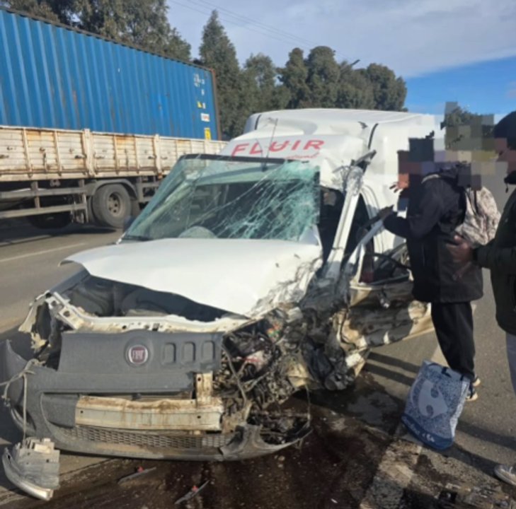 Choque entre un furgón y un camión dejó una persona atrapada en Comodoro