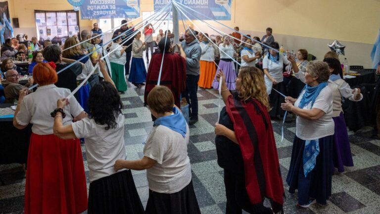 Adultos mayores de zona norte celebraron el 9 de Julio con bailes y locro