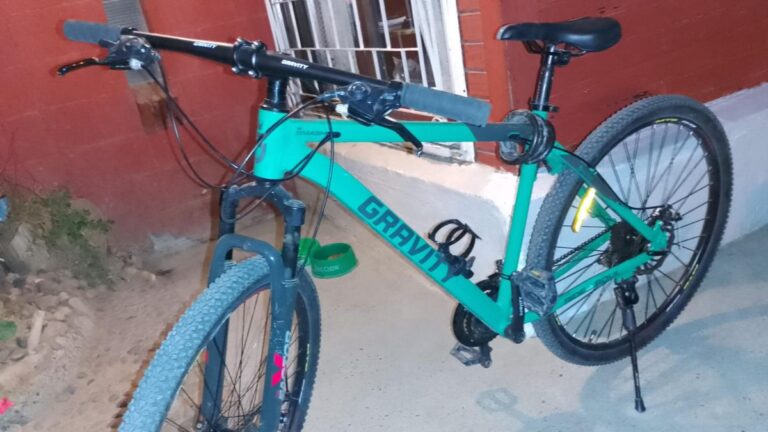 Le robaron la bicicleta a un repartidor en el centro