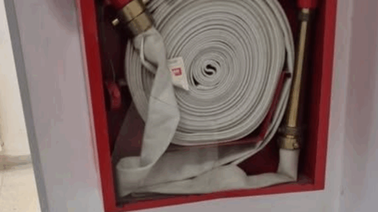 No quiso pagar el viaje, insultó a la Policía y provocó daños en el hospital