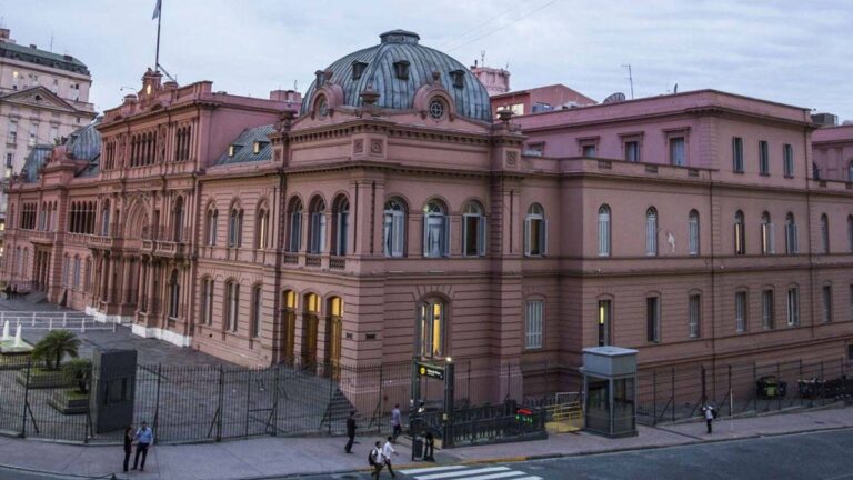 Javier Milei invitó a su equipo a una función privada de «Homo Argentum» en Casa Rosada