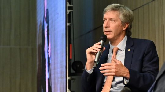 Confusión, tensión y cortocircuitos entre los bancos y el Gobierno por las medidas del Banco Central para evitar que suba el dólar