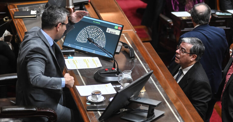 El Gobierno trata de frenar una ofensiva en el Congreso, donde la oposición busca voltear los vetos de Milei