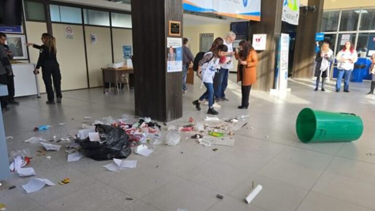 Un estudiante les arrojó un tacho de basura a los manifestantes de CONADU