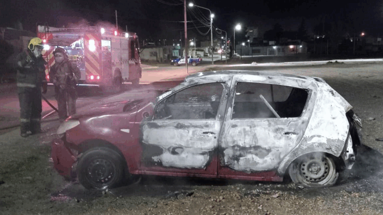 Queman auto en el barrio Perito Moreno