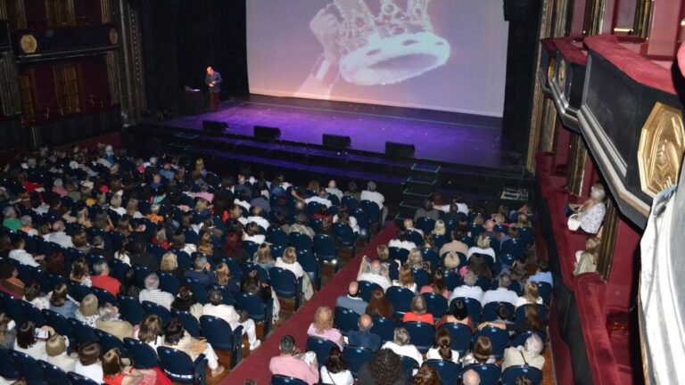 Éxito total en el teatro: Marcelo Arce celebró los 50 años de «Rapsodia Bohemia» de Queen