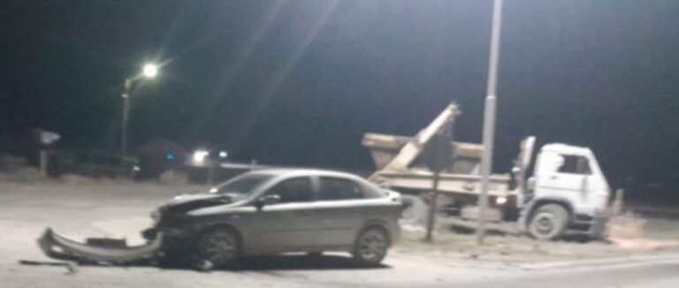 Impactante accidente en Chubut: chocó un auto con un camión y los conductores fueron hospitalizados