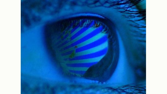 Una pupila gigante que guarda todo lo bello y lo doloroso de una vida: El cielo cayendo