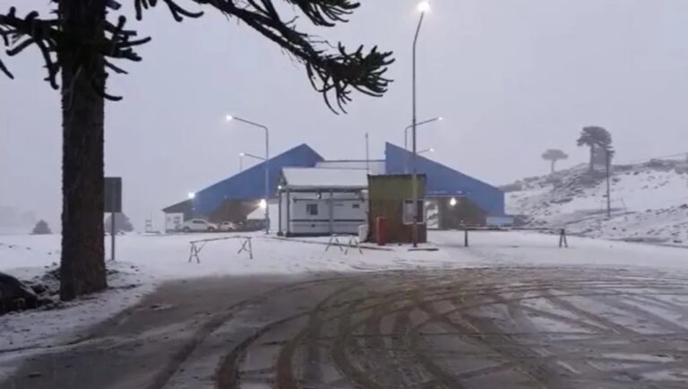 Paso Pino Hachado cerrado por nieve, hielo y viento, sin horario de reapertura