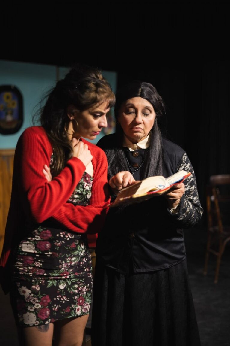 «Sangre en los Tacones»: la comedia policial que regresa a las tablas para otra gran noche de humor