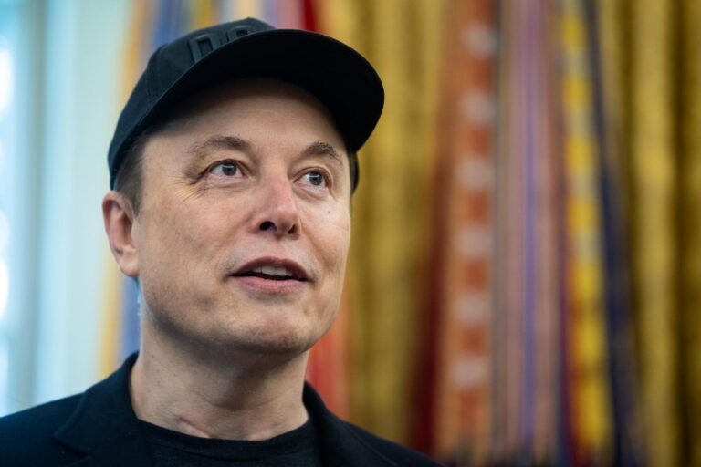 Elon Musk demanda por «monopolio» a sus competidores