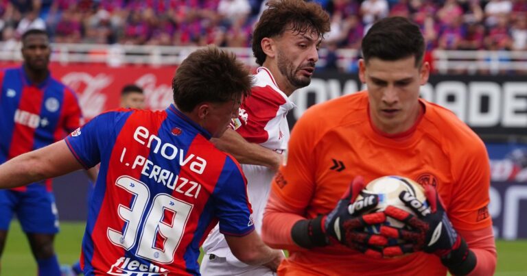 San Lorenzo no supo cómo romper el cero ante un Huracán que jugó más de una hora con 10 y que tuvo la más clara del clásico