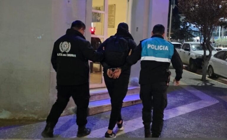 Intentó entrar a una casa del centro de Comodoro, lo vio el dueño y lo entregó a la policía