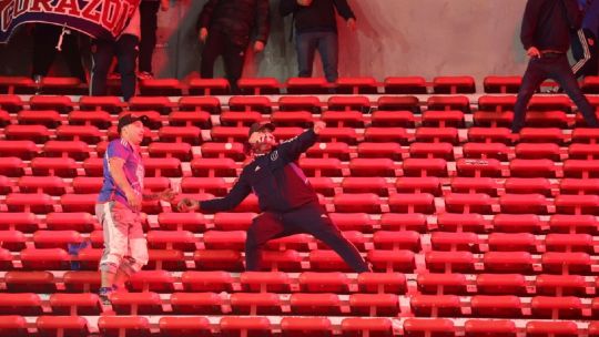 Primeras sanciones para Independiente y Universidad de Chile tras la violencia en Avellaneda