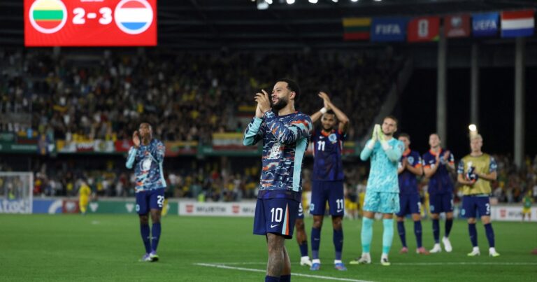 Video: los dos goles con los que Depay es récord en Países Bajos