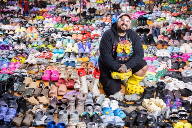 El Rey de los Crocs: es de Connecticut y logró un récord Guinness por una inusual colección