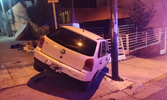Por una falla mecánica, un auto chocó contra una vivienda