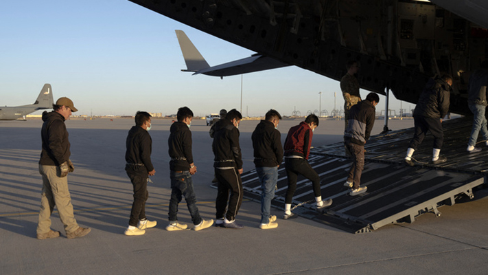 Llegan deportados argentinos de Estados Unidos