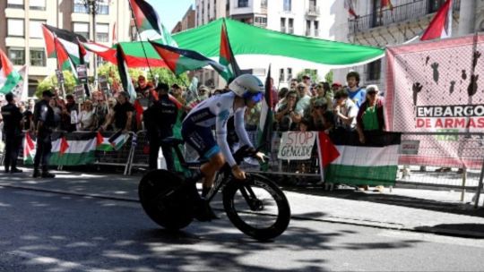 Clima caliente en la Vuelta de España: los ciclistas amenazan con frenar la competencia si se repiten las protestas pro Palestina