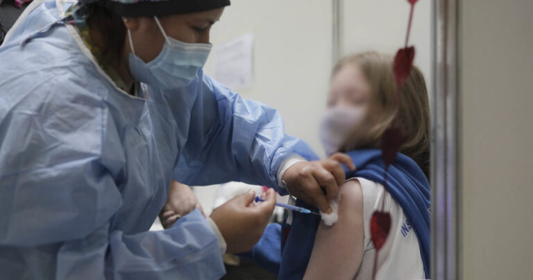 Vuelve la polémica sobre el efecto de la vacuna del Covid en los chicos por un informe que se filtró en EE.UU.