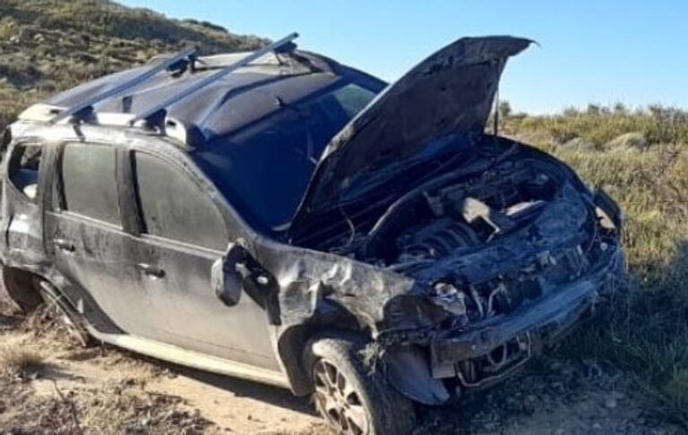 Un auto volcó en la ruta 3, cerca de Caleta Olivia, por una ráfaga de viento