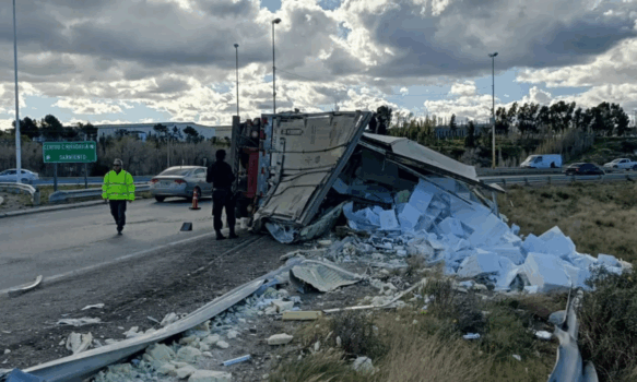 Camión volcó en el acceso sur de Comodoro Rivadavia
