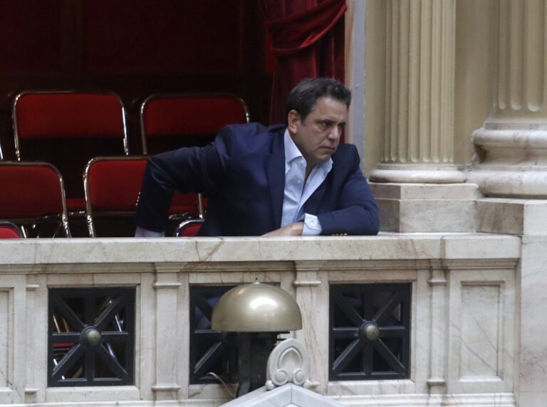 Catalán choca con los Menem y enfrenta el desafío de blindar los vetos de Milei