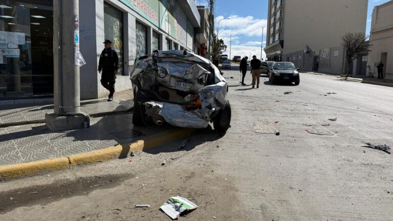 Un colectivo perdió el control y embistió a tres autos