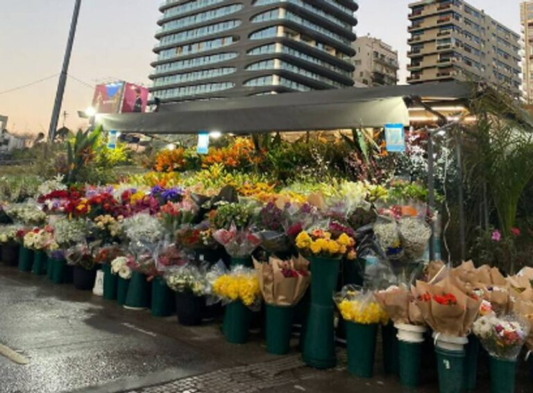 Un adolescente robó tres ramos de flores para su novia, pasó corriendo frente a una comisaría y lo detuvieron