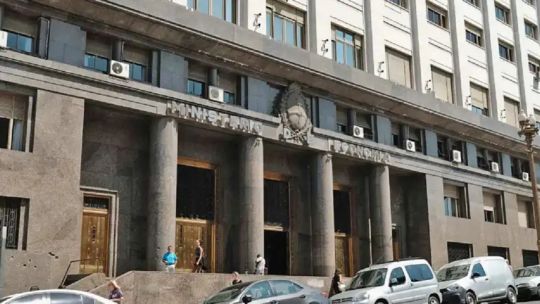 El modelo económico necesita ser sustentable y no ser sostenido simplemente con ajuste y endeudamiento