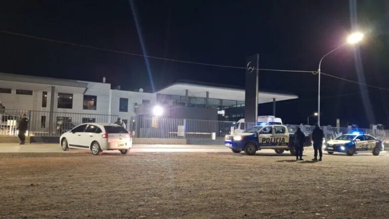 Robo frustrado en Ruta 22: encapuchados redujeron a los guardias y dejaron vehículos incendiados