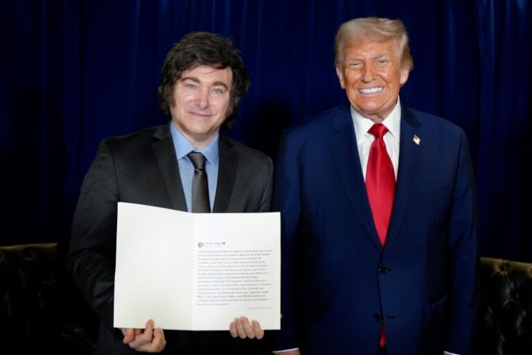 Javier Milei consiguió, en su reunión con Donald Trump, un posible préstamo y un tuit impreso