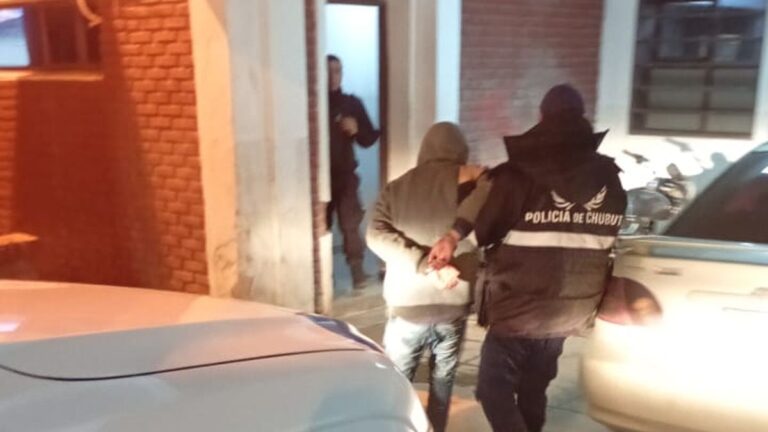 Detenido al intentar robar en un auto estacionado sobre Rivadavia